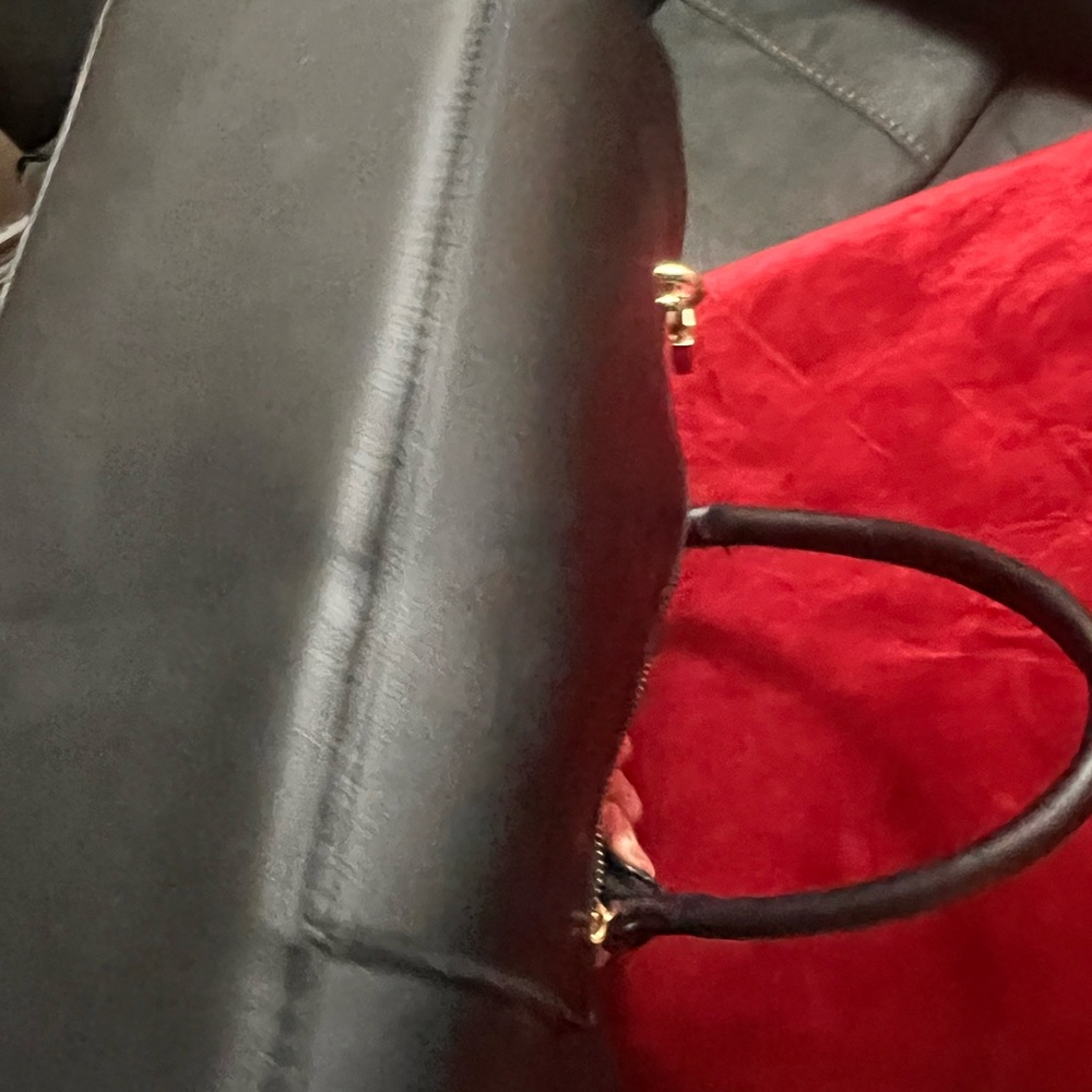 Classic Black Leather Shoulder Bag with Front Zip Pocket - Picture 5 of 10
